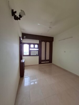 Room in 3 BHK Apartment at East Of Kailash – for Rent