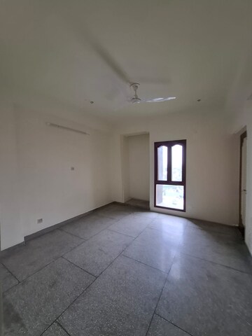 Room in 3 BHK Apartment at East Of Kailash – for Rent