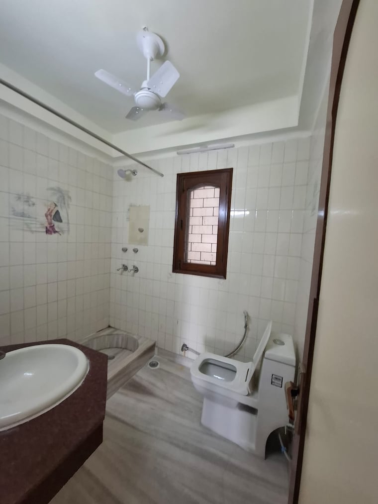 Bathroom, east of kailash 3 Bedroom 1500 Sq.Ft. Apartment In East Of Kailash Delhi 10127357