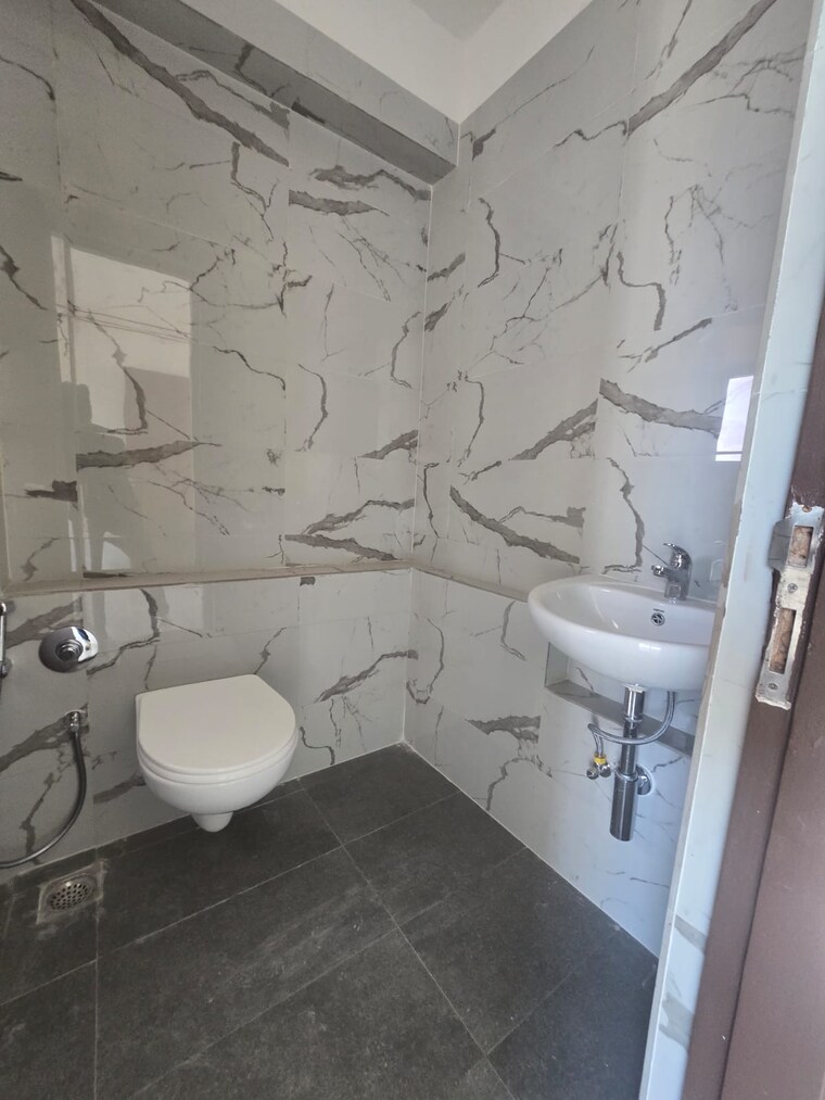 Bathroom, sheth-auris-bliss 2 Bedroom 677 Sq.Ft. Apartment In Malad West Mumbai 10127347