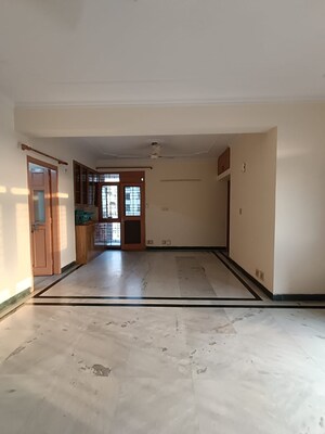 Room in 2 BHK Apartment at DLF Regency Park I, Dlf Phase iv – for Rent