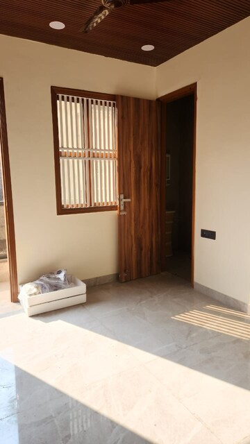 Room in 3 BHK Builder Floor at Rajouri Garden – for Rent