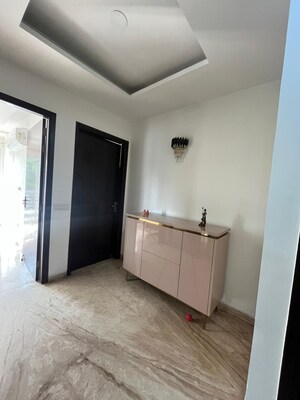 Room in 4 BHK Builder Floor at Unitech South City II, Sector 50 – for Rent