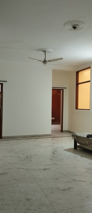 Room in 3 BHK Builder Floor at Sector 39 – for Rent