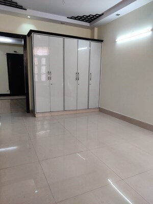 Room in 3 BHK Builder Floor at Ansal Sushant Lok I, Sector 43 – for Rent