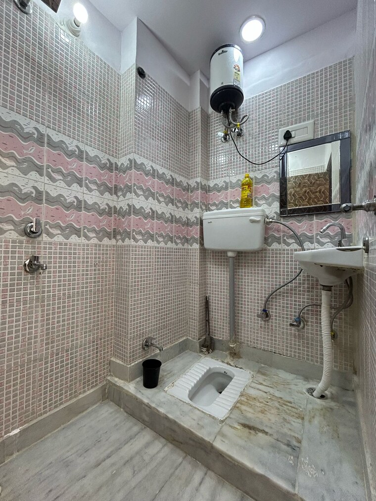 Bathroom, govindpuri 2 Bedroom 65 Sq.Yd. Builder Floor In Govindpuri Delhi 10163566