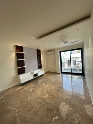 Room in 4 BHK Builder Floor at Dlf Phase I – for Rent