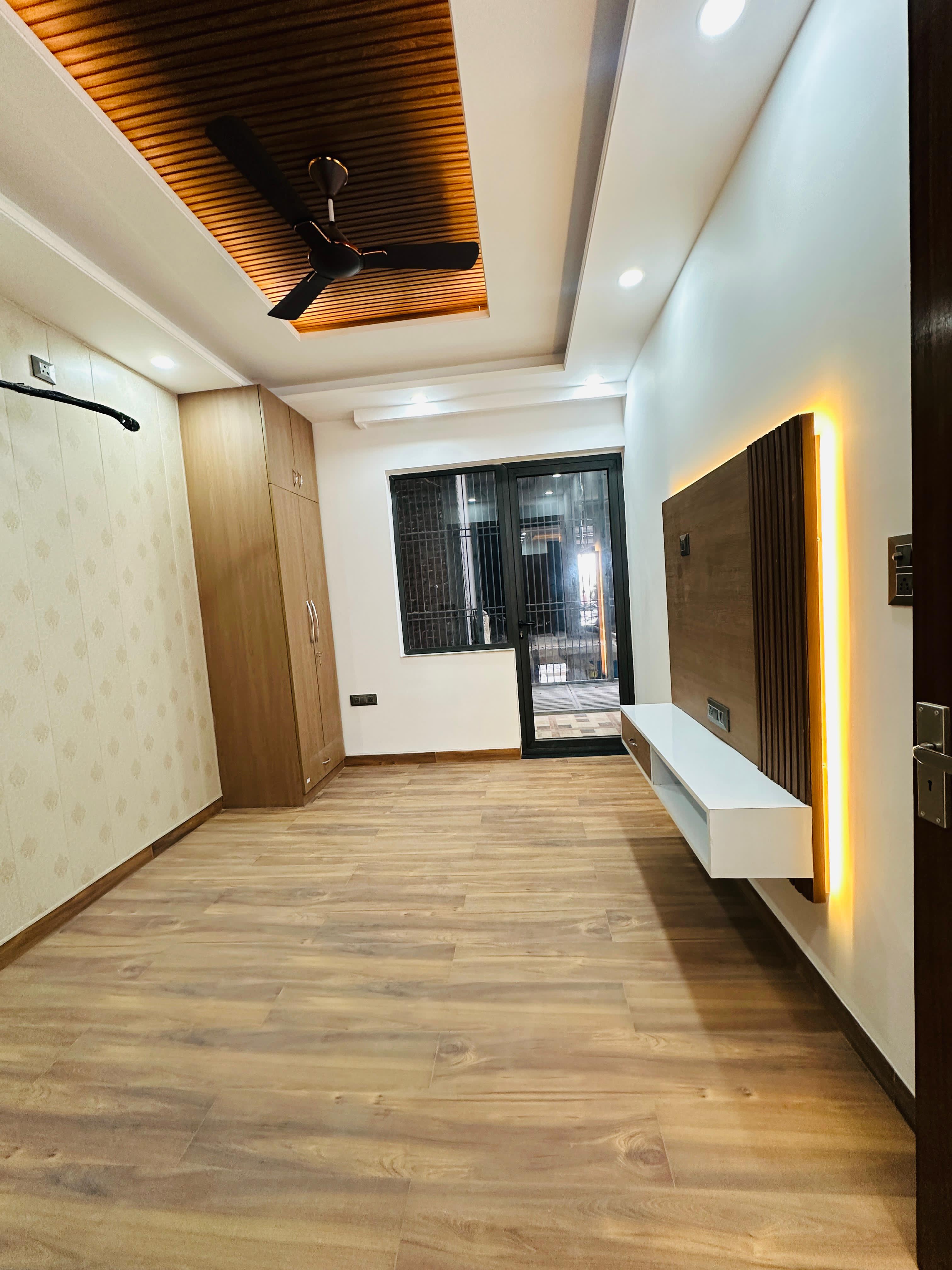 3 BHK + Pooja Room,Servant Room 180 Sq.Yd. Builder Floor in BPTP District 3