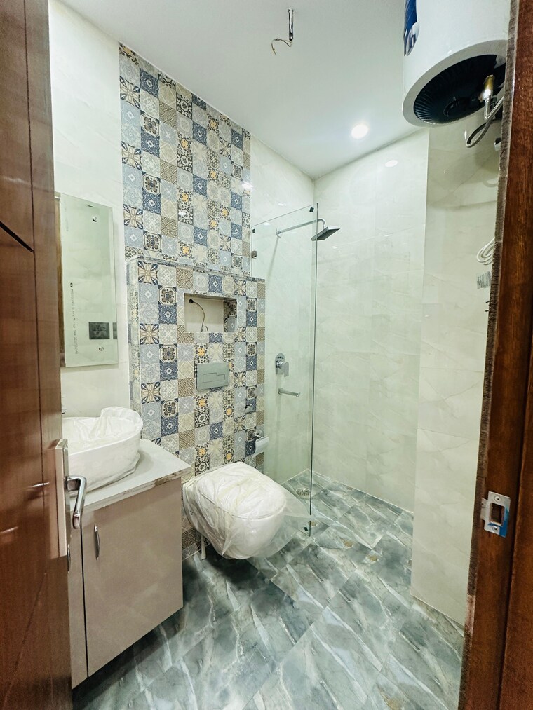 Bathroom, bptp-district-3 3 Bedroom 180 Sq.Yd. Builder Floor In Sector 85 Faridabad 10163683