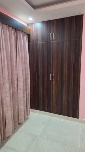 Bedroom in 3.5 BHK Apartment at Gomti Nagar – for Rent