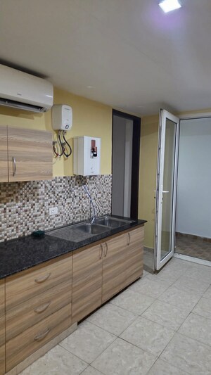 Bedroom in 3.5 BHK Apartment at Gomti Nagar – for Rent