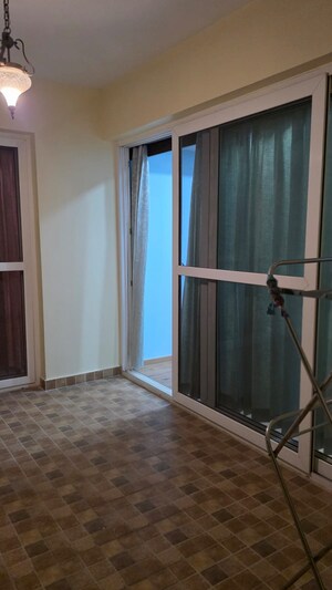 Room in 3.5 BHK Apartment at Gomti Nagar – for Rent