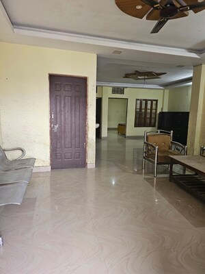 Room in 2 BHK Builder Floor at Chinhat – for Rent