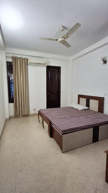 3 BHK Builder Floor for Rent in Shivalik Colony, Delhi