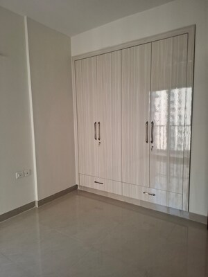 Room in 2.5 BHK Apartment at Amrapali Heartbeat City, Sector 107 – for Rent