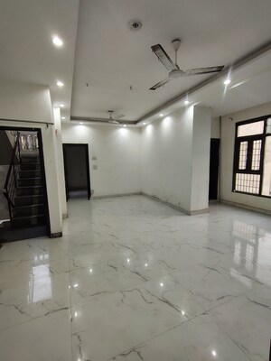 Room in 3 BHK Builder Floor at Green Fields Colony – for Rent