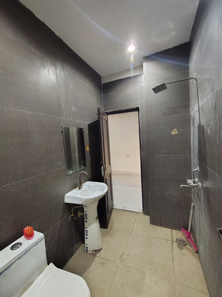 Bathroom, green fields colony 3 Bedroom 1250 Sq.Ft. Builder Floor In Green Fields Colony Faridabad 10169686
