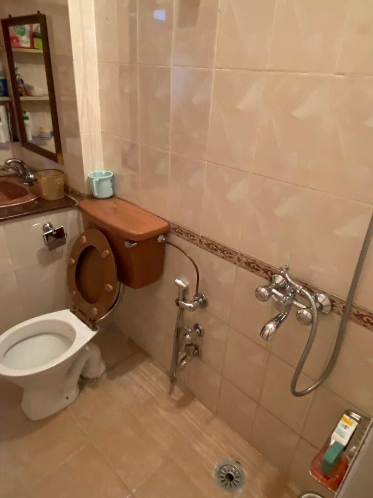Bathroom, vasant vihar 3 Bedroom 1900 Sq.Ft. Apartment In Vasant Vihar Delhi 10173594