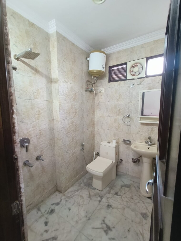 Bathroom, east of kailash 1 Bedroom 1000 Sq.Ft. Builder Floor In East Of Kailash Delhi 10173626