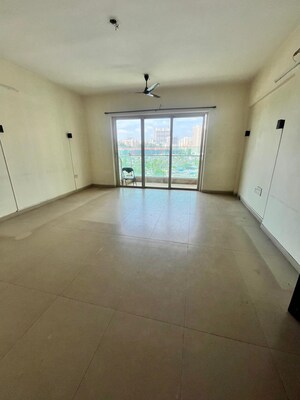 Room in 2 BHK Apartment at Kalpataru Radiance, Goregaon West – for Rent