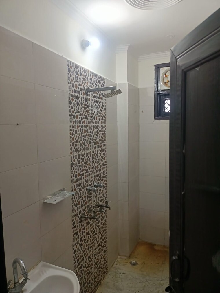 Bathroom, sector 23 dwarka 2.5 Bedroom 750 Sq.Ft. Builder Floor In Sector 23 Dwarka Delhi 10177376