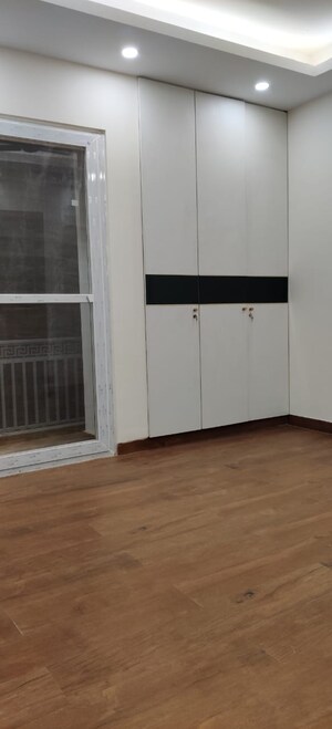 Room in 3 BHK Builder Floor at Sector 45 – for Rent