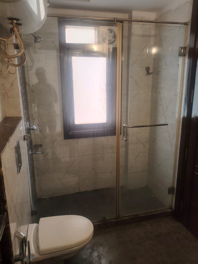 Bathroom, hauz khas 3 Bedroom 250 Sq.Yd. Builder Floor In Hauz Khas Delhi 10177369