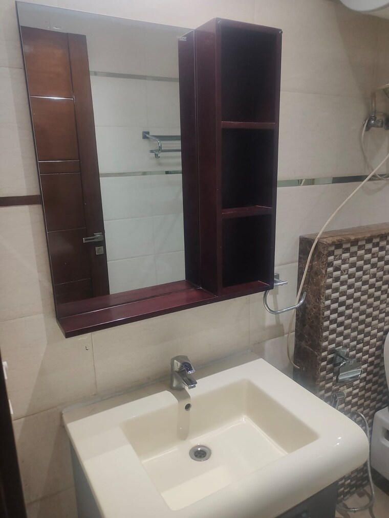 Bathroom, hauz khas 3 Bedroom 250 Sq.Yd. Builder Floor In Hauz Khas Delhi 10177369