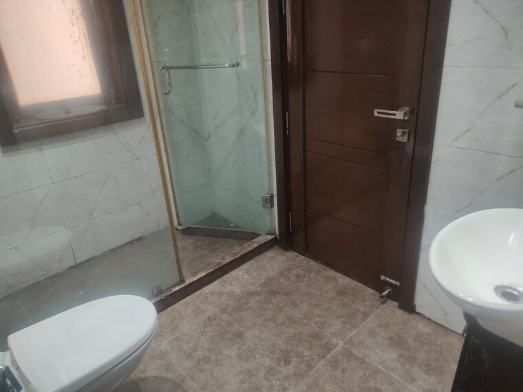 Bathroom, hauz khas 3 Bedroom 250 Sq.Yd. Builder Floor In Hauz Khas Delhi 10177369