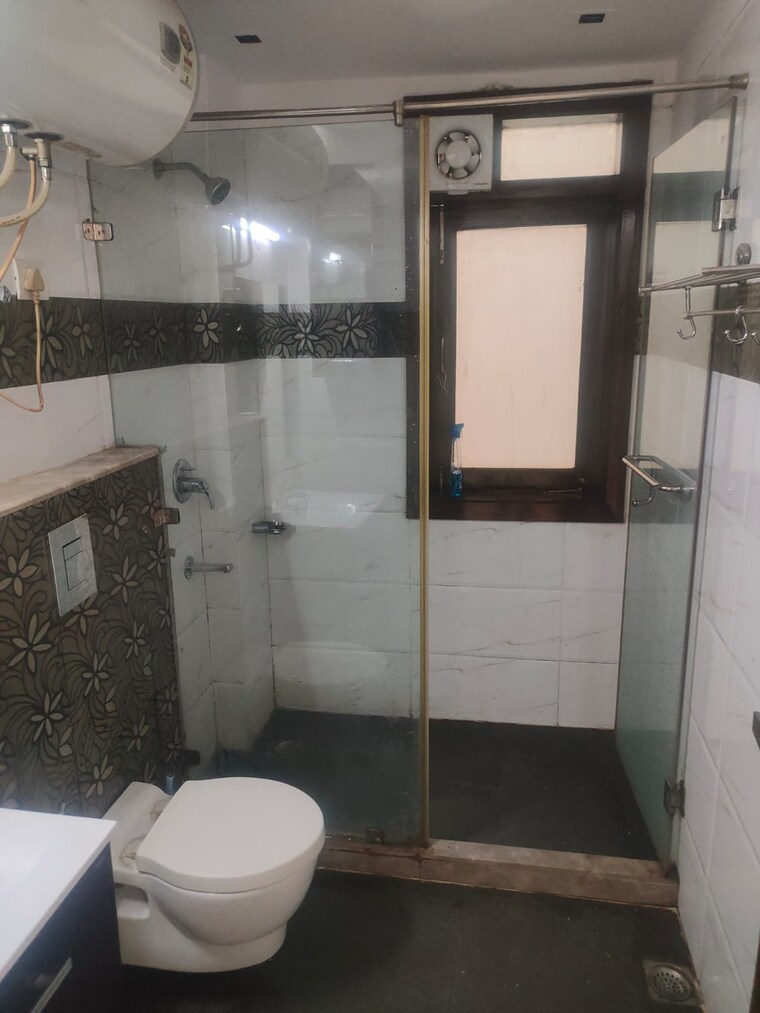 Bathroom, hauz khas 3 Bedroom 250 Sq.Yd. Builder Floor In Hauz Khas Delhi 10177369