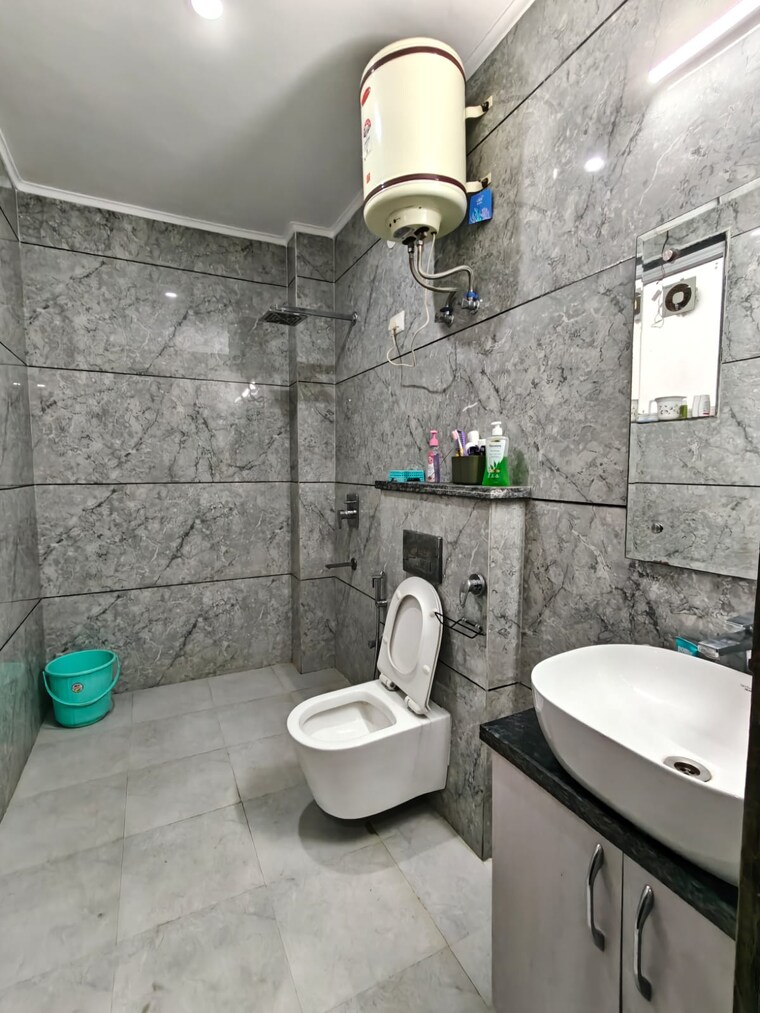 Bathroom, sushant lok i 4 Bedroom 1935 Sq.Ft. Builder Floor In Sushant Lok I Gurgaon 10177396