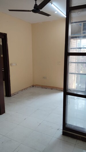 Room in 3 BHK Builder Floor at Hauz Khas – for Rent
