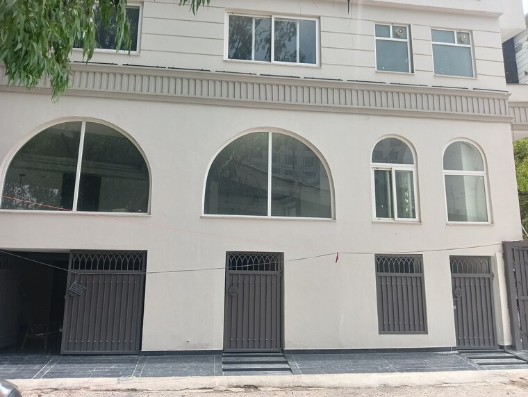 Exterior View, anand vihar 3 Bedroom 320 Sq.Yd. Builder Floor In Anand Vihar Delhi 10178351