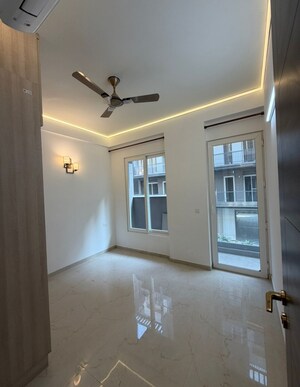 Room in 2 BHK Apartment at Smart World Orchard, Sector 61 – for Rent