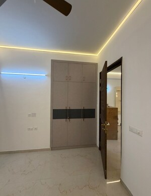 Room in 2 BHK Apartment at Smart World Orchard, Sector 61 – for Rent