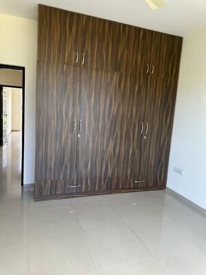 Room in 2.5 BHK Apartment at Emaar MGF Emerald Hills, Sector 65 – for Rent
