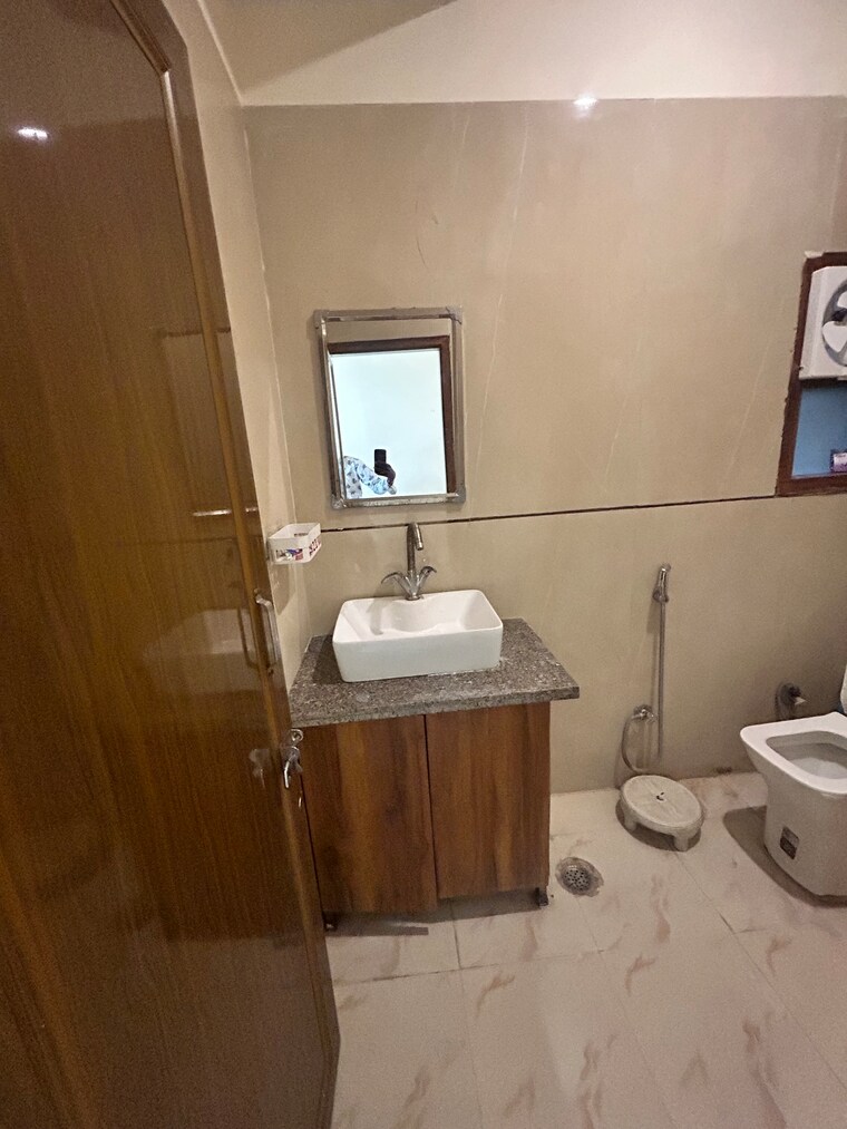 Bathroom, dlf city phase 3 1.5 Bedroom 820 Sq.Ft. Builder Floor In Dlf City Phase 3 Gurgaon 10177916