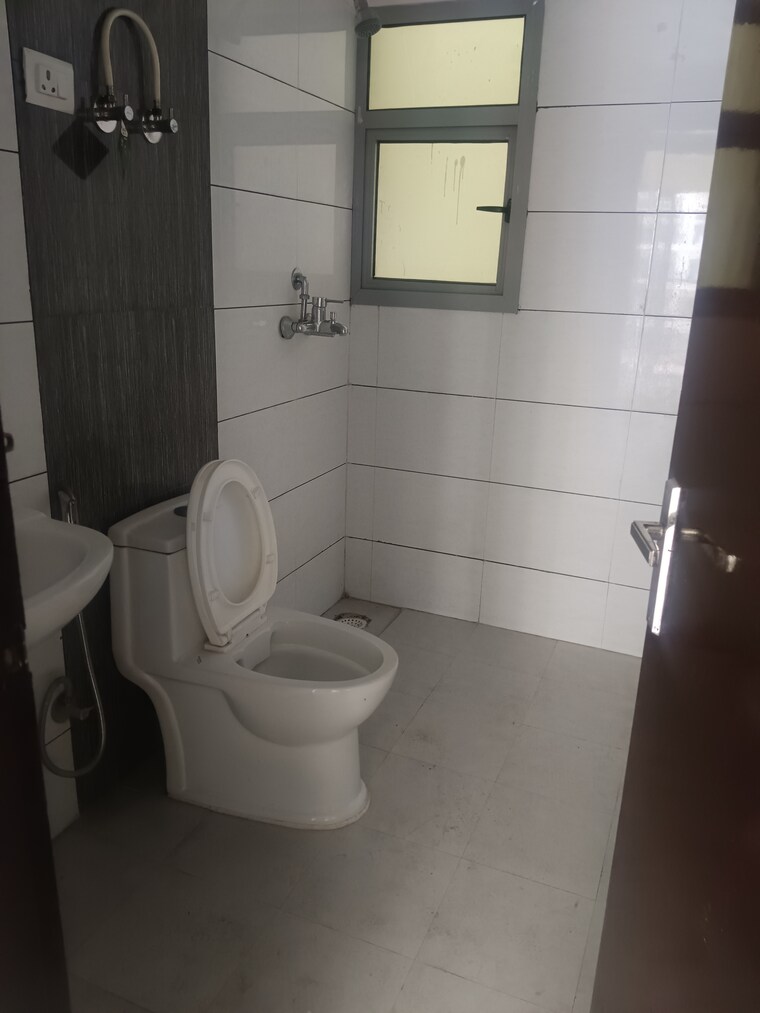 Bathroom, gulshan-bellina 2 Bedroom 1020 Sq.Ft. Apartment In Sector 16 Greater Noida Greater Noida 10181629