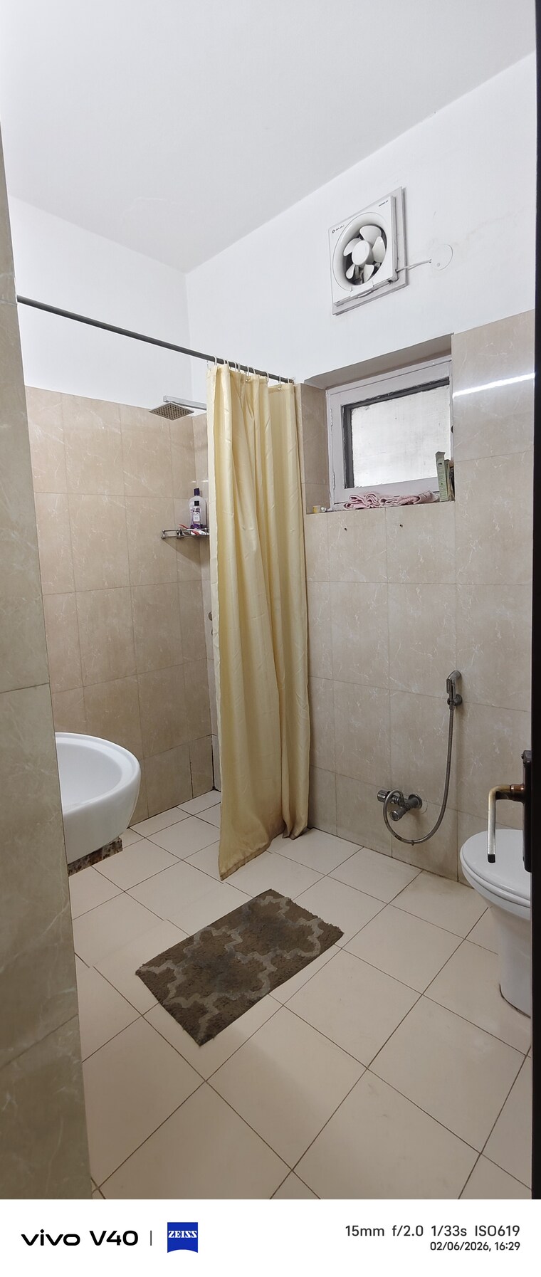 Bathroom, defence colony 2.5 Bedroom 325 Sq.Yd. Apartment In Defence Colony Delhi 10181726