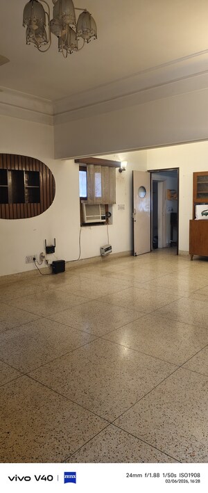 Room in 2.5 BHK Apartment at Defence Colony – for Rent