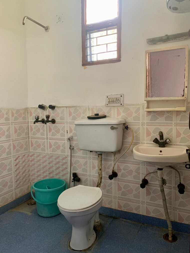 Bathroom, alok-vihar 2 Bedroom 850 Sq.Ft. Independent House In Sector 50 Noida 10182869
