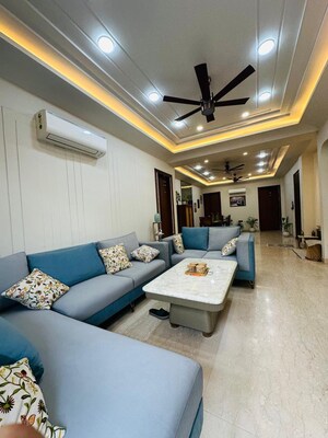 Living Room in 3 BHK Builder Floor at DLF City Phase IV, Dlf Phase iv – for Rent