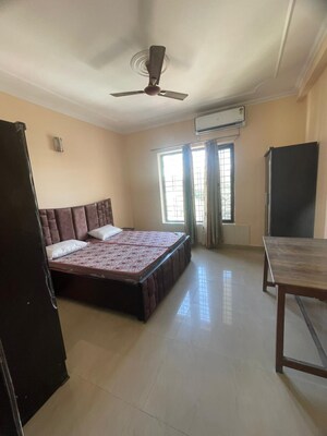 Bedroom in 2 BHK Builder Floor at Sector 40 – for Rent