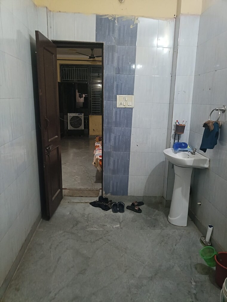 Bathroom, sector 9a 1 Bedroom 100 Sq.Yd. Independent House In Sector 9a Gurgaon 10183002