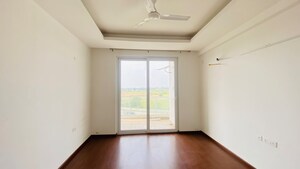 Room in 3 BHK Apartment at Omaxe Lake, North Mullanpur – for Rent