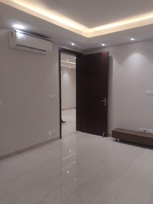 Room in 3 BHK Apartment at Uppal Gurgaon 99, Sector 99 – for Rent