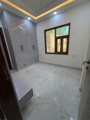 Furnished Amenities in 3 BHK Builder Floor at Rohini Sector 11 – for Sale