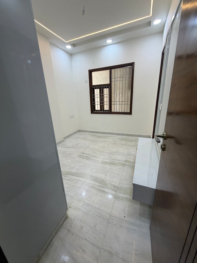Bathroom, rohini sector 11 3 Bedroom 1000 Sq.Ft. Builder Floor In Rohini Sector 11 Delhi 10187137