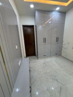 Furnished Amenities in 3 BHK Builder Floor at Rohini Sector 11 – for Sale