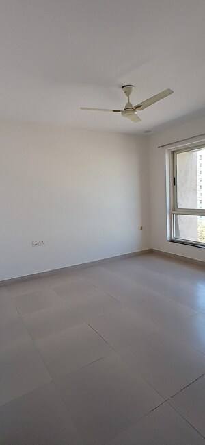 Room in 2 BHK Apartment at Amanora Trendy Homes, Hadapsar – for Sale